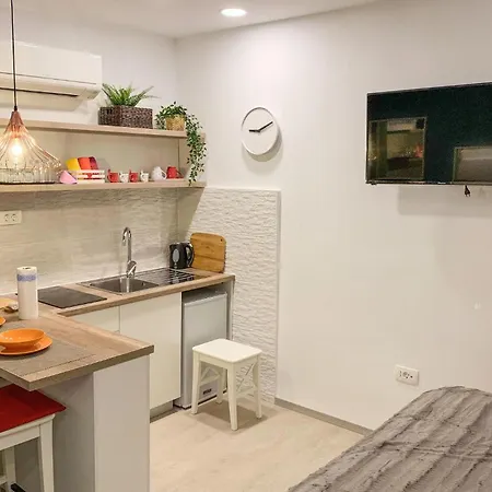 Apartment In With Kitchen *
